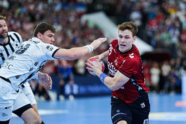 Lucas Laube THW Kiel, 20 , Lukas Joergensen SG Flensburg Handewitt, 25 GER, SG Flensburg Handewitt vs THW Kiel, Handball, Bundesliga, Matchday 8, Season 2026 2026, 11 10 2025 GER, SG Flensburg Handewitt vs THW Kiel, Handball, Bundesliga, Matchday 8, Season 2026 2026, 11 10 2025 Flensburg Copyright: xEibner-Pressefoto MarcelxvonxFehrnx EP_MFN
