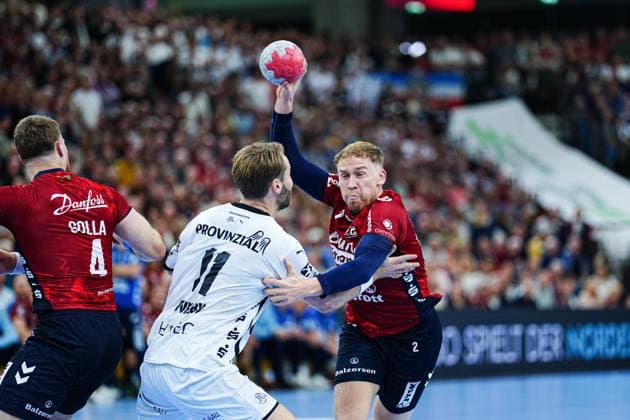 Petter Oeverby THW Kiel, 11 , Simon Pytlick SG Flensburg Handewitt, 02 GER, SG Flensburg Handewitt vs THW Kiel, Handball, Bundesliga, Matchday 8, Season 2026 2026, 11 10 2025 GER, SG Flensburg Handewitt vs THW Kiel, Handball, Bundesliga, Matchday 8, Season 2026 2026, 11 10 2025 Flensburg Copyright: xEibner-Pressefoto MarcelxvonxFehrnx EP_MFN