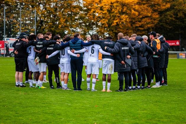 The team of SC Verl celebrates after 0 5 victory GER, VfL Theesen vs SC Verl, Football, Westfalenpokal, Achteilfinale, Spielzeit 2025 2026, 11 10 2025 DFL Regulations prohibit any use of photographers as image sequences and or quasi video GER, VfL Theesen vs SC Verl, Football, Westfalenpokal, Achteilfinale, Spielzeit 2025 2026, 11 10 2025 Bielefeld Copyright: xEibner-Pressefoto JanxRollingerx EP_JSK