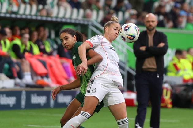 VfL Bayern, BL Frauen Wolfsburg, 11 10 2025, FUßBALL VfL Wolfsburg vs FC Bayern München, Google Pixel Frauen Bundesliga, Saison 2025 26 Cora Zicai VfL Wolfsburg , Gulia Gwinn FC Bayern Muenchen Wolfsburg