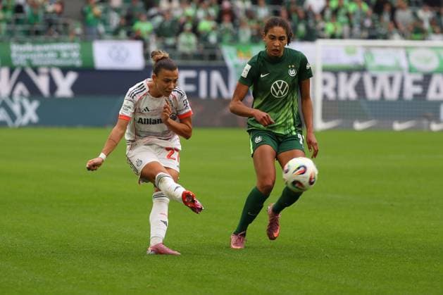 VfL Bayern, BL Frauen Wolfsburg, 11 10 2025, FUßBALL VfL Wolfsburg vs FC Bayern München, Google Pixel Frauen Bundesliga, Saison 2025 26 Arianna Caruso FC Bayern Muenchen , Cora Zicai VfL Wolfsburg Wolfsburg
