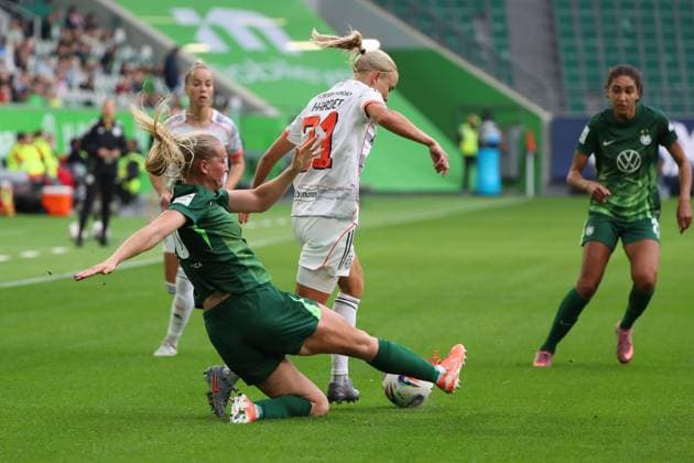 VfL Bayern, BL Frauen Wolfsburg, 11 10 2025, FUßBALL VfL Wolfsburg vs FC Bayern München, Google Pixel Frauen Bundesliga, Saison 2025 26 Camilla Küver VfL Wolfsburg , Pernille Harder FC Bayern Muenchen Wolfsburg