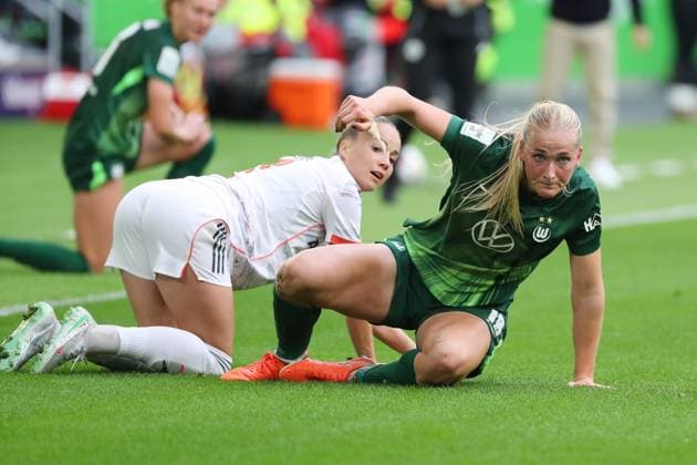 VfL Bayern, BL Frauen Wolfsburg, 11 10 2025, FUßBALL VfL Wolfsburg vs FC Bayern München, Google Pixel Frauen Bundesliga, Saison 2025 26 Gulia Gwinn FC Bayern Muenchen , Camilla Küver VfL Wolfsburg Wolfsburg