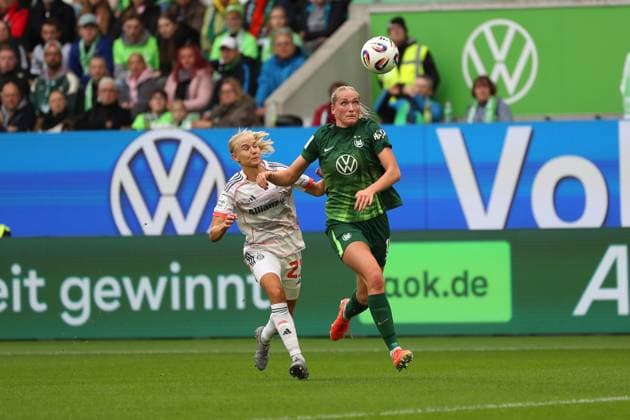 VfL Bayern, BL Frauen Wolfsburg, 11 10 2025, FUßBALL VfL Wolfsburg vs FC Bayern München, Google Pixel Frauen Bundesliga, Saison 2025 26 Pernille Harder FC Bayern Muenchen , Camilla Küver VfL Wolfsburg Wolfsburg