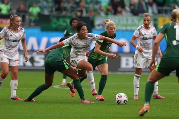 VfL Bayern, BL Frauen Wolfsburg, 11 10 2025, FUßBALL VfL Wolfsburg vs FC Bayern München, Google Pixel Frauen Bundesliga, Saison 2025 26 Cora Zicai VfL Wolfsburg , Momoko Tanikawa FC Bayern München Wolfsburg