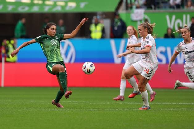 VfL Bayern, BL Frauen Wolfsburg, 11 10 2025, FUßBALL VfL Wolfsburg vs FC Bayern München, Google Pixel Frauen Bundesliga, Saison 2025 26 Cora Zicai VfL Wolfsburg , Georgia Stanway FC Bayern Muenchen Wolfsburg