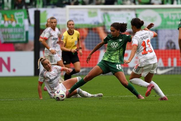 VfL Bayern, BL Frauen Wolfsburg, 11 10 2025, FUßBALL VfL Wolfsburg vs FC Bayern München, Google Pixel Frauen Bundesliga, Saison 2025 26 Gulia Gwinn FC Bayern Muenchen , Cora Zicai VfL Wolfsburg Wolfsburg