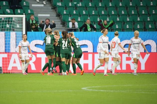 10 10 2025, xgrfx, Soccer Google Pixel Women Bundesliga, VfL Wolfsburg FC Bayern Munich v l Goal, Janina Minge VfL Wolfsburg DFL DFB REGULATIONS PROHIBIT ANY USE OF PHOTOGRAPHS as IMAGE SEQUENCES and or QUASI VIDEO Wolfsburg