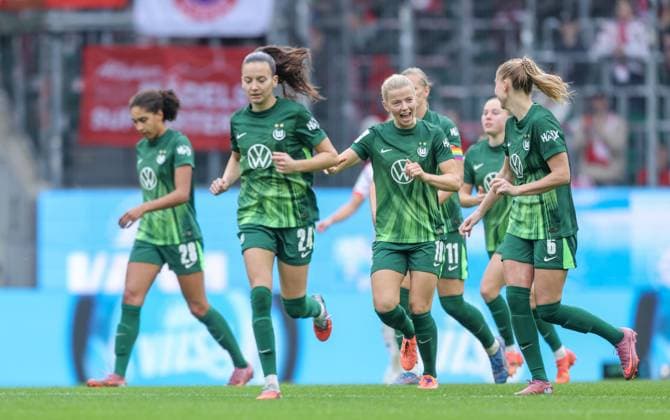DEU, Wolfsburg, VfL Wolfsburg vs FC Bayern Munich, Google Pixel Bundesliga, DFB, Saison 2526, Volkswagen Arena, 6 Spieltag im Bild Janina Minge VfL Wolfsburg 6 scores the goal for 1 1, Jubel mit Justine Kielland VfL Wolfsburg 18 DFB DFL REGULATIONS PROHIBIT ANY USE OF PHOTOGRAPHS AS IMAGE SEQUENCES AND OR QUASI VIDEO, 11 10 2025 Copyright: HMBxMedia HendrikxHamelau