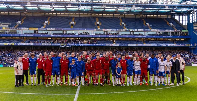 Football - LFC Foundation Friendly - Chelsea FC Legends v Liverpool FC Legends LONDON, ENGLAND - Saturday, October 11, 2025: The players players line-up for a team group, Mannschaftsbild, Totale photograph before the LFC Foundation match between Chelsea FC Legends and Liverpool FC Legends at Stamford Bridge. (Photo by David Rawcliffe Propaganda) LONDON Stamford Bridge GREATER LONDON ENGLAND  Copyright: xDavidxRawcliffex P2025-10-11-Chelsea_Legends_Liverpool_Legends-92