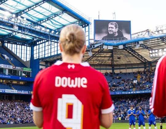 Football - LFC Foundation Friendly - Chelsea FC Legends v Liverpool FC Legends LONDON, ENGLAND - Saturday, October 11, 2025: Liverpool s Natasha Dowie stands for a moment s applause to remember former Women s manager Matt Beard during the LFC Foundation match between Chelsea FC Legends and Liverpool FC Legends at Stamford Bridge. (Photo by David Rawcliffe Propaganda) LONDON Stamford Bridge GREATER LONDON ENGLAND  Copyright: xDavidxRawcliffex P2025-10-11-Chelsea_Legends_Liverpool_Legends-93