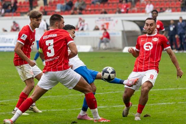 Regionalliga Südwest: Kickers Offenbach - TSV Schott Mainz, 11.10.2025 Righteous Vodi (TSV Schott Mainz 18) versucht sich ^gegen Maximilian Rossmann (Kickers Offenbach 3) & Onur Ünlücifci (Kickers Offenbach 8) durchzusetzen, Kickers Offenbach - TSV Schott Mainz, Offenbach, Stadion am Bieberer Berg, 11.10.2025 Copyright: xBEAUTIFULxSPORTS Gawlikx