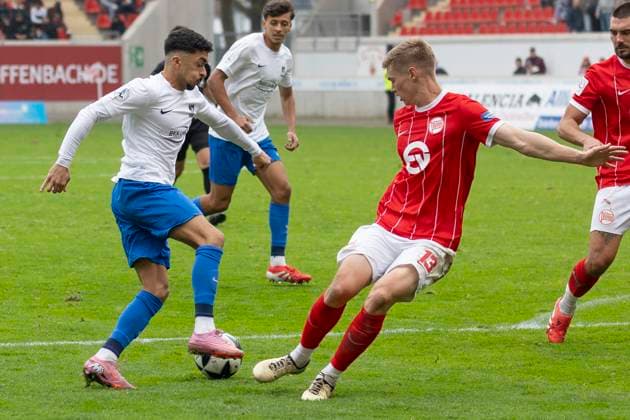 Regionalliga Südwest: Kickers Offenbach - TSV Schott Mainz, 11.10.2025 Righteous Vodi (TSV Schott Mainz 18) im zweikampf mit Noel Knothe (Kickers Offenbach 13), Kickers Offenbach - TSV Schott Mainz, Offenbach, Stadion am Bieberer Berg, 11.10.2025 Copyright: xBEAUTIFULxSPORTS Gawlikx