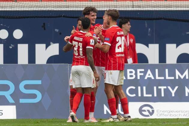 Regionalliga Südwest: Kickers Offenbach - TSV Schott Mainz, 11.10.2025 Kilian Skolik (Kickers Offenbach 23) feiert sein Tor seine nTreffer mi Ronny Marcos (Kickers Offenbach 31) & Dominik Crljenec (Kickers Offenbach 20), Kickers Offenbach - TSV Schott Mainz, Offenbach, Stadion am Bieberer Berg, 11.10.2025 Copyright: xBEAUTIFULxSPORTS Gawlikx