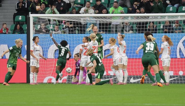 Janina Minga VfL Wolfsburg 6 scores the 1 1 Soccer, Women, Season 2025 2026, 1 League, Google Pixel Women Bundesliga, VfL Wolfsburg vs FC Bayern Muenchen DFL REGULATIONS PROHIBIT ANY USE OF PHOTOGRAPHS AS IMAGE SEQUENCES AND OR QUASI VIDEO