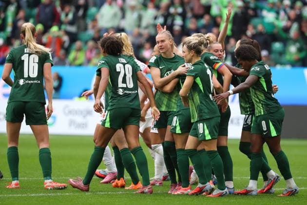 VfL Bayern, BL Frauen Wolfsburg, 11 10 2025, FUßBALL VfL Wolfsburg vs FC Bayern München, Google Pixel Frauen Bundesliga, Saison 2025 26 Janina Minge VfL Wolfsburg cheers with the team after her goal to make it 1 1 Wolfsburg