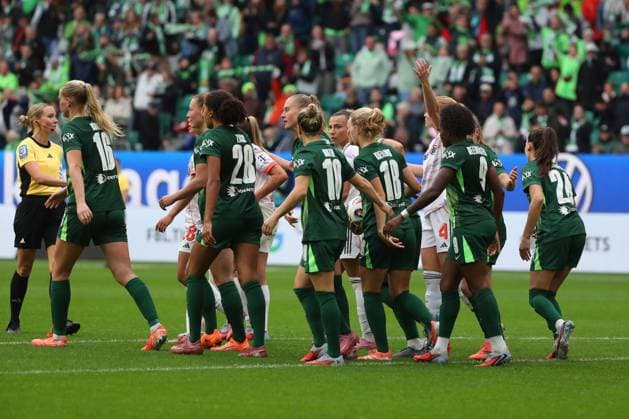 VfL Bayern, BL Frauen Wolfsburg, 11 10 2025, FUßBALL VfL Wolfsburg vs FC Bayern München, Google Pixel Frauen Bundesliga, Saison 2025 26 Janina Minge VfL Wolfsburg cheers with the team after her goal to make it 1 1 Wolfsburg