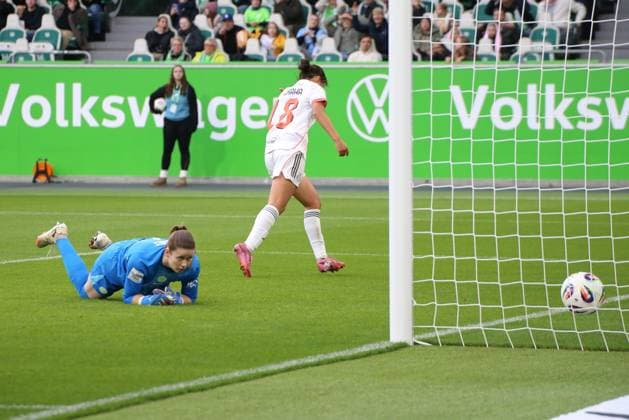 10 10 2025, xgrfx, Soccer Google Pixel Women Bundesliga, VfL Wolfsburg FC Bayern Munich v l Goal, Momoko Tanikawa FC Bayern Munich DFL DFB REGULATIONS PROHIBIT ANY USE OF PHOTOGRAPHS as IMAGE SEQUENCES and or QUASI VIDEO Wolfsburg