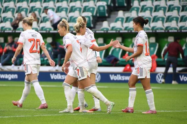 10 10 2025, xgrfx, Soccer Google Pixel Women Bundesliga, VfL Wolfsburg FC Bayern Munich v l Goal, Momoko Tanikawa FC Bayern Munich DFL DFB REGULATIONS PROHIBIT ANY USE OF PHOTOGRAPHS as IMAGE SEQUENCES and or QUASI VIDEO Wolfsburg