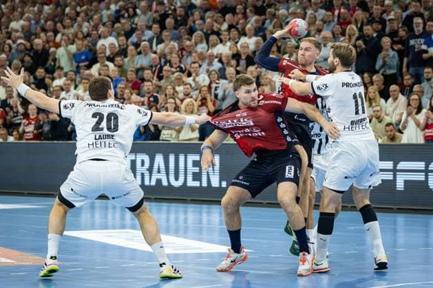 DAIKIN HBL: SG Flensburg-Handewitt vs THW Kiel; 11.10.25 Simon Pytlick (Nr.02, SG Flensburg-Handewitt) gegen Petter Överby (Nr.11, THW Kiel) DAIKIN HBL: SG Flensburg-Handewitt vs THW Kiel, GP JOULE Arena am 11.10.25 Copyright: xBEAUTIFULxSPORTS MarioxM.xKobergx