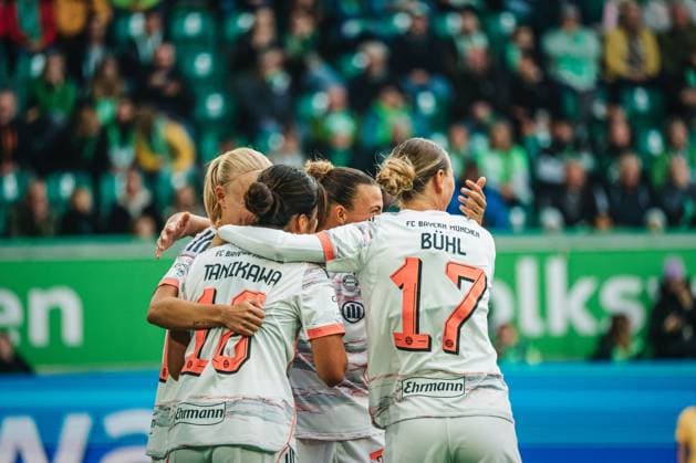Google Pixel Frauen-Bundesliga: VfL Wolfsburg vs. FC Bayern München, 11.10.2025 JUBEL: Momoko Tanikawa (FC Bayern München, 18) zum 1:2 für FC Bayern München; Fußball, Google Pixel Frauen-Bundesliga, 6. Spieltag: VfL Wolfsburg vs. FC Bayern München am 11.10.2025 in der Volkswagen Arena, Wolfsburg DFB DFL REGULATIONS PROHIBIT ANY USE OF PHOTOGRAPHS AS IMAGE SEQUENCES AND OR QUASI-VIDEO. Copyright: xBEAUTIFULxSPORTS Tonhäuserx