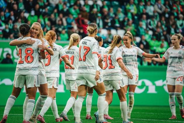 Google Pixel Frauen-Bundesliga: VfL Wolfsburg vs. FC Bayern München, 11.10.2025 JUBEL: Momoko Tanikawa (FC Bayern München, 18) zum 1:2 für FC Bayern München; Fußball, Google Pixel Frauen-Bundesliga, 6. Spieltag: VfL Wolfsburg vs. FC Bayern München am 11.10.2025 in der Volkswagen Arena, Wolfsburg DFB DFL REGULATIONS PROHIBIT ANY USE OF PHOTOGRAPHS AS IMAGE SEQUENCES AND OR QUASI-VIDEO. Copyright: xBEAUTIFULxSPORTS Tonhäuserx
