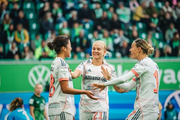 Google Pixel Frauen-Bundesliga: VfL Wolfsburg vs. FC Bayern München, 11.10.2025 JUBEL: Momoko Tanikawa (FC Bayern München, 18) zum 1:2 für FC Bayern München; Fußball, Google Pixel Frauen-Bundesliga, 6. Spieltag: VfL Wolfsburg vs. FC Bayern München am 11.10.2025 in der Volkswagen Arena, Wolfsburg DFB DFL REGULATIONS PROHIBIT ANY USE OF PHOTOGRAPHS AS IMAGE SEQUENCES AND OR QUASI-VIDEO. Copyright: xBEAUTIFULxSPORTS Tonhäuserx