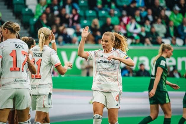 Google Pixel Frauen-Bundesliga: VfL Wolfsburg vs. FC Bayern München, 11.10.2025 JUBEL: Momoko Tanikawa (FC Bayern München, 18) zum 1:2 für FC Bayern München; Fußball, Google Pixel Frauen-Bundesliga, 6. Spieltag: VfL Wolfsburg vs. FC Bayern München am 11.10.2025 in der Volkswagen Arena, Wolfsburg DFB DFL REGULATIONS PROHIBIT ANY USE OF PHOTOGRAPHS AS IMAGE SEQUENCES AND OR QUASI-VIDEO. Copyright: xBEAUTIFULxSPORTS Tonhäuserx
