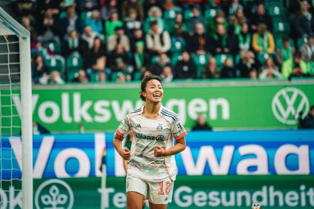 Google Pixel Frauen-Bundesliga: VfL Wolfsburg vs. FC Bayern München, 11.10.2025 JUBEL: Momoko Tanikawa (FC Bayern München, 18) zum 1:2 für FC Bayern München; Fußball, Google Pixel Frauen-Bundesliga, 6. Spieltag: VfL Wolfsburg vs. FC Bayern München am 11.10.2025 in der Volkswagen Arena, Wolfsburg DFB DFL REGULATIONS PROHIBIT ANY USE OF PHOTOGRAPHS AS IMAGE SEQUENCES AND OR QUASI-VIDEO. Copyright: xBEAUTIFULxSPORTS Tonhäuserx