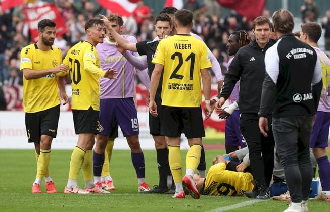 10 10 2025, Regionalliga Bayern, SpVgg Bayreuth FC Wuerzburger Kickers v li Scuffle after a foul on Thomas Winklbauer SpVgg Bayreuth Bayreuth Hans Walter Wild Staadion Bayern Germany