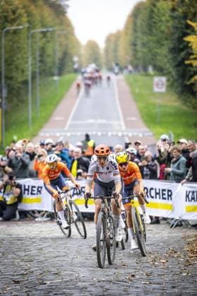 MAASTRICHT - Cyclist Lorena Wiebes wins the World Gravel Championship. Romy Kasper leads the field near Wijnandsrade Castle. This is the first time the world championships have been held in the Netherlands. ANP MARCEL VAN HOORN xVIxANPxSportx xxANPxIVx 538928752 originalFilename: 538928752.jpg