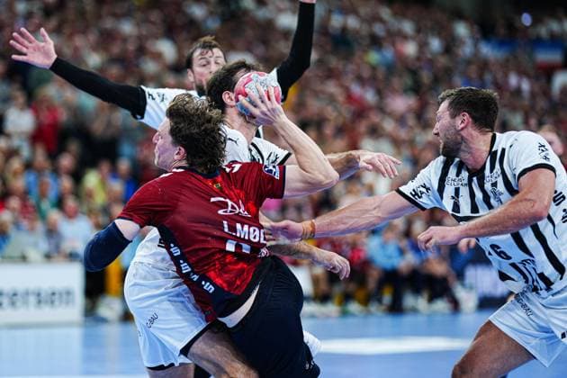 Lasse Moeller SG Flensburg Handewitt, 64 , Domagoj Duvnjak THW Kiel, 04 , Harald Reinkind THW Kiel, 06 GER, SG Flensburg Handewitt vs THW Kiel, Handball, Bundesliga, Matchday 8, Season 2026 2026, 11 10 2025 GER, SG Flensburg Handewitt vs THW Kiel, Handball, Bundesliga, Matchday 8, Season 2026 2026, 11 10 2025 Flensburg Copyright: xEibner-Pressefoto MarcelxvonxFehrnx EP_MFN