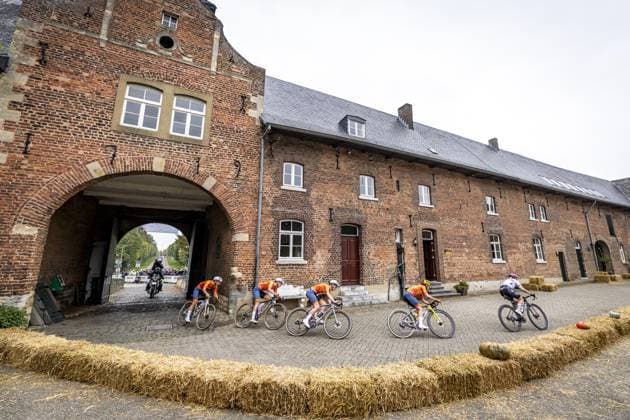 MAASTRICHT - Cyclist Lorena Wiebes wins the World Gravel Championship. Romy Kasper leads the field near Wijnandsrade Castle. This is the first time the world championships have been held in the Netherlands. ANP MARCEL VAN HOORN xVIxANPxSportx xxANPxIVx 538928778 originalFilename: 538928778.jpg