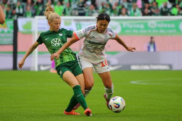 Germany Google Pixel Womens Bundesliga 2025 26, 6 Matchday VfL Wolfsburg vs Bayern Munich Volkswagen Arena Wolfsburg Momoko Tanikawa FC Bayern Munich, 18 Justine Kielland VfL Wolfsburg, 18 Copyright: xAymanxAlahmedx