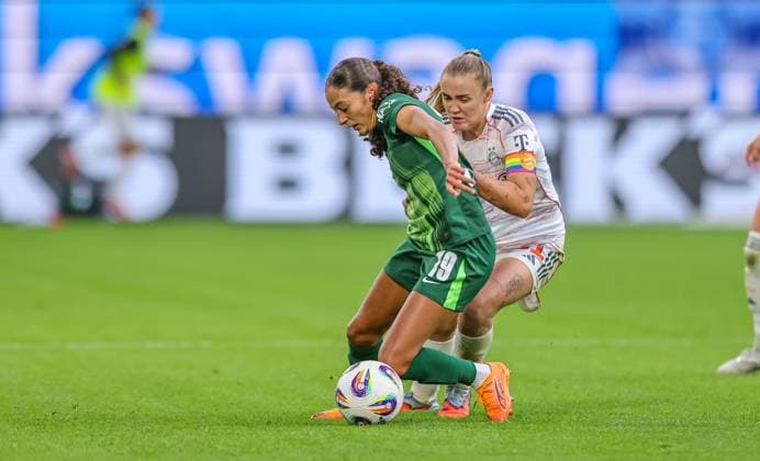 DEU, Wolfsburg, VfL Wolfsburg vs FC Bayern Munich, Google Pixel Bundesliga, DFB, Saison 2526, Volkswagen Arena, 6 Spieltag im Bild f l n r Kessya Bussy VfL Wolfsburg 19 , Georgia Stanway Bayern Munich 31 , Zweikampf DFB DFL REGULATIONS PROHIBIT ANY USE OF PHOTOGRAPHS AS IMAGE SEQUENCES AND OR QUASI VIDEO, 11 10 2025 Copyright: HMBxMedia HendrikxHamelau
