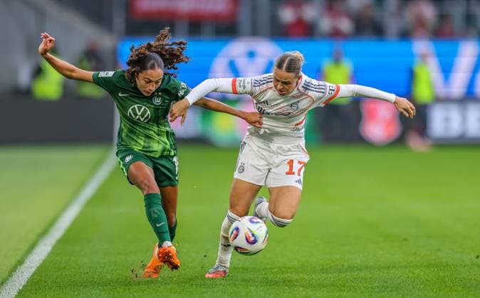 DEU, Wolfsburg, VfL Wolfsburg vs FC Bayern Munich, Google Pixel Bundesliga, DFB, Saison 2526, Volkswagen Arena, 6 Spieltag im Bild f l n r Kessya Bussy VfL Wolfsburg 19 , Klara Bühl Bayern Munich 17 , Zweikampf DFB DFL REGULATIONS PROHIBIT ANY USE OF PHOTOGRAPHS AS IMAGE SEQUENCES AND OR QUASI VIDEO, 11 10 2025 Copyright: HMBxMedia HendrikxHamelau