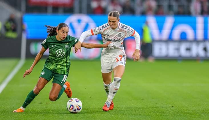 DEU, Wolfsburg, VfL Wolfsburg vs FC Bayern Munich, Google Pixel Bundesliga, DFB, Saison 2526, Volkswagen Arena, 6 Spieltag im Bild f l n r Kessya Bussy VfL Wolfsburg 19 , Klara Bühl Bayern Munich 17 DFB DFL REGULATIONS PROHIBIT ANY USE OF PHOTOGRAPHS AS IMAGE SEQUENCES AND OR QUASI VIDEO, 11 10 2025 Copyright: HMBxMedia HendrikxHamelau