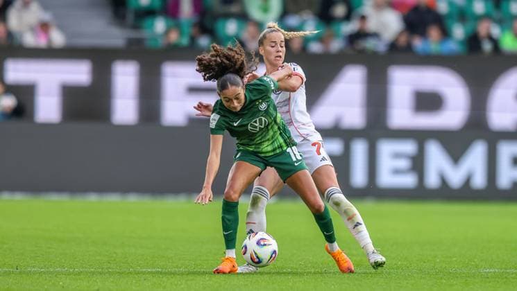 DEU, Wolfsburg, VfL Wolfsburg vs FC Bayern Munich, Google Pixel Bundesliga, DFB, Season 2526, Volkswagen Arena, 6 Matchday in picture f l n r Kessya Bussy VfL Wolfsburg 19 , Giulia Gwinn Bayern Munich 7 DFB DFL REGULATIONS PROHIBIT ANY USE OF PHOTOGRAPHS AS IMAGE SEQUENCES AND OR QUASI VIDEO, 11 10 2025 Copyright: HMBxMedia HendrikxHamelau