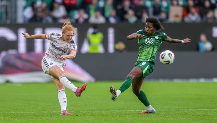 DEU, Wolfsburg, VfL Wolfsburg vs FC Bayern Munich, Google Pixel Bundesliga, DFB, Season 2526, Volkswagen Arena, 6 Matchday in picture f l n r Stine Ballisager Bayern Munich 3 , Lineth Beerensteyn VfL Wolfsburg 9 DFB DFL REGULATIONS PROHIBIT ANY USE OF PHOTOGRAPHS AS IMAGE SEQUENCES AND OR QUASI VIDEO, 11 10 2025 Copyright: HMBxMedia HendrikxHamelau
