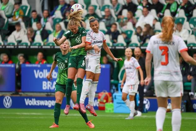 Wolfsburg, Germany 11 October 2025 1 BL Women 2025 2026 VfL Wolfsburg vs FC Bayern Munich In the picture from left Janina Minge VfL and Arianna Caruso FCB in a header duel DFB regulations prohibit any use of photographs as image sequences and or quasi video AOK Stadion Niedersachsen Copyright: xFotostandx xFantinix