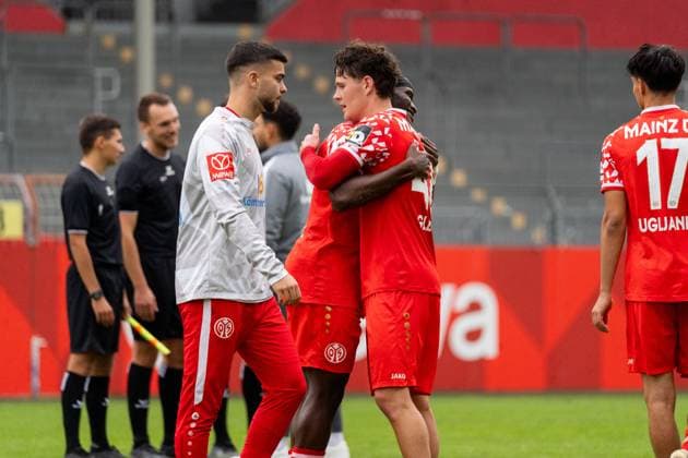 Hug f l Andre Gitau 1 FSV Mainz 05 II, 11 , Daniel Gleiber 1 FSV Mainz 05 II, 42 after the final whistle, GER, 1 FSV Mainz 05 II vs TSG Balingen, Football, Regionalliga Suedwest, Matchday 12, Season 2025 2026, 11 10 2025, DFB REGULATES PROHIBIT ANY USE OF PHOTOGRAPHS AS IMAGE SEQUENCES AND OR QUASI VIDEO, GER, 1 FSV Mainz 05 II vs TSG Balingen, Football, Regionalliga Suedwest, Matchday 12, Season 2025 2026, 11 10 2025 Mainz Copyright: xEibner-Pressefoto Jan-NiclasxGrox EP_JGG