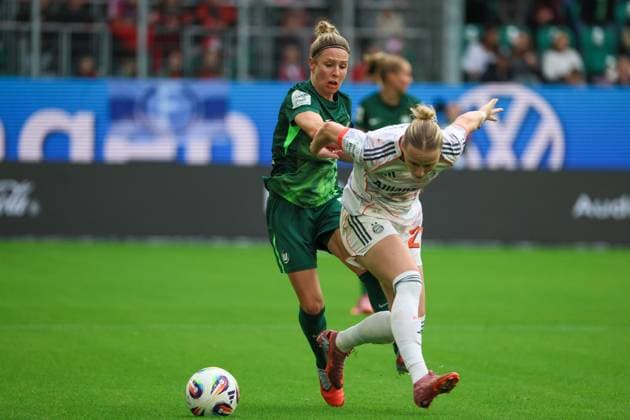 Wolfsburg, Germany 11 October 2025 1 BL Women 2025 2026 VfL Wolfsburg vs FC Bayern Munich In the picture from left in a duel Svenja Huth VfL and Franziska Kett FCB DFB regulations prohibit any use of photographs as image sequences and or quasi video AOK Stadion Niedersachsen Copyright: xFotostandx xFantinix
