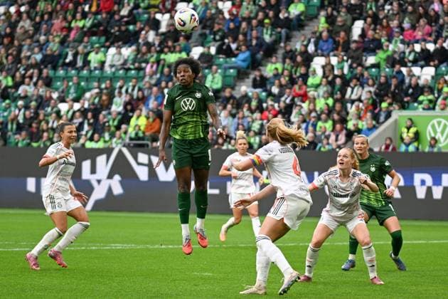 Soccer I Women I Season 2025 2026 I Bundesliga I Matchday 6 I VfL Wolfsburg FC Bayern Munich I 11 10 2025 Lineth Beerensteyn 9, VfL Wolfsburg jumps up for a header in the penalty area, around Beerensteyn Arianna Caruso 27, FC Bayern Munich , Linda Dallmann 10, FC Bayern München , Glodis Viggosdottir 4, FC Bayern München , Stine Ballisager Pedersen 3, FC Bayern München and Alexandra Popp 11, VfL Wolfsburg f l n r Wolfsburg Volkswagen Arena Niedersachsen Germany Copyright: xLobeca InesxHähnelx
