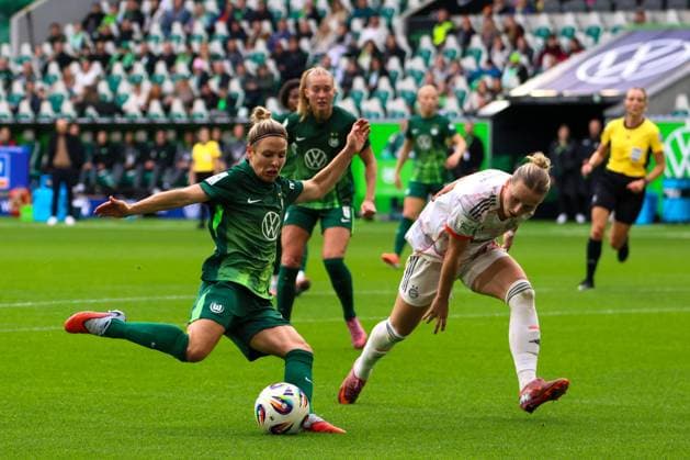 Wolfsburg, Germany 11 October 2025 1 BL Women 2025 2026 VfL Wolfsburg vs FC Bayern Munich In the picture from left in a duel Svenja Huth VfL and Franziska Kett FCB DFB regulations prohibit any use of photographs as image sequences and or quasi video AOK Stadion Niedersachsen Copyright: xFotostandx xFantinix