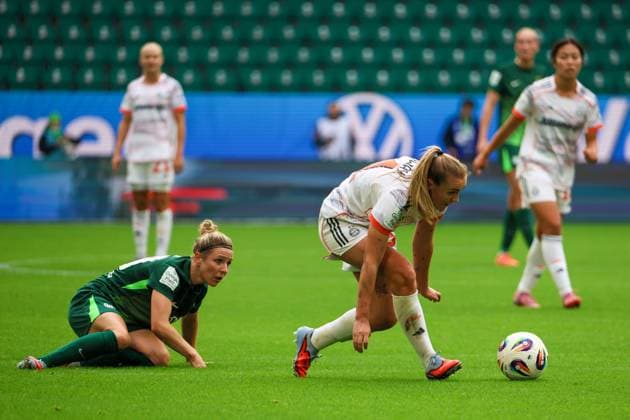 Wolfsburg, Germany 11 October 2025 1 BL Women 2025 2026 VfL Wolfsburg vs FC Bayern Munich In the picture from left in a duel Svenja Huth VfL and Georgia Stanway FCB DFB regulations prohibit any use of photographs as image sequences and or quasi video AOK Stadion Niedersachsen Copyright: xFotostandx xFantinix
