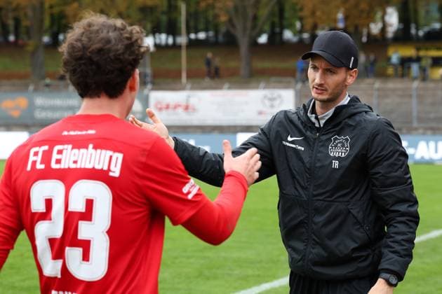11 10 2025, Football, Men, Saxon Cup Season 2025 2026, 3 Round, VFC Plauen FC Eilenburg Aaron Henkel FC Eilenburg, 23 claps after his substitution with Kevin Rodewald Coach FC Eilenburg Plauen Vogtlandstadion Sachsen Germany