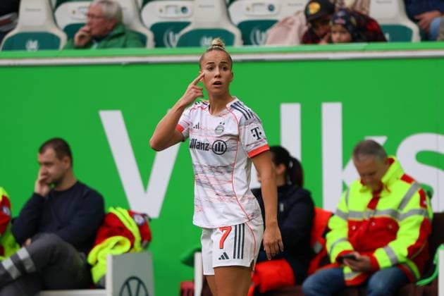 Wolfsburg, Germany 11 October 2025 1 BL Women 2025 2026 VfL Wolfsburg vs FC Bayern Munich In picture Giulia Gwinn FCB gesticulates on the pitch DFB regulations prohibit any use of photographs as image sequences and or quasi video AOK Stadion Niedersachsen Copyright: xFotostandx xFantinix