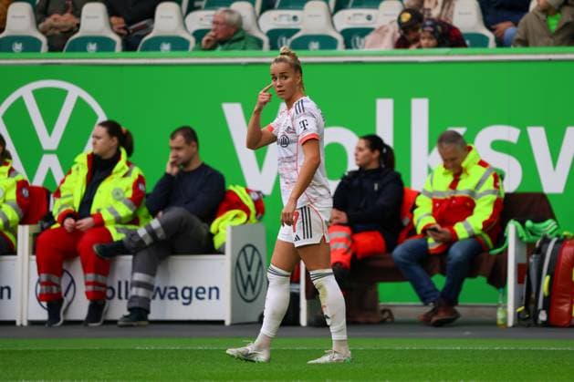Wolfsburg, Germany 11 October 2025 1 BL Women 2025 2026 VfL Wolfsburg vs FC Bayern Munich In picture Giulia Gwinn FCB gesticulates on the pitch DFB regulations prohibit any use of photographs as image sequences and or quasi video AOK Stadion Niedersachsen Copyright: xFotostandx xFantinix
