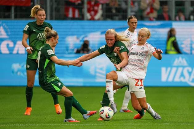 Wolfsburg, Germany 11 October 2025 1 BL Women 2025 2026 VfL Wolfsburg vs FC Bayern Munich Pictured from left in duel Sarai Linder VfL , Svenja Huth VfL , Camilla Küver Kuever VfL and Pernille Harder FCB DFB regulations prohibit any use of photographs as image sequences and or quasi video AOK Stadion Niedersachsen Copyright: xFotostandx xFantinix
