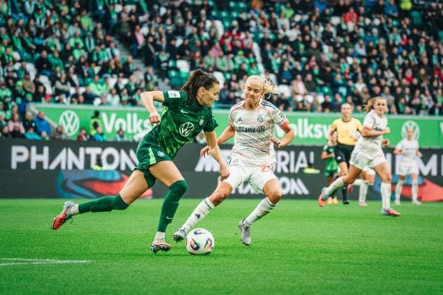 Google Pixel Frauen-Bundesliga: VfL Wolfsburg vs. FC Bayern München, 11.10.2025 Pernille Harder (FC Bayern München, 21) kommt zu spät, Joelle Wedemeyer (VfL Wolfsburg, 24) ist am Ball; Fußball, Google Pixel Frauen-Bundesliga, 6. Spieltag: VfL Wolfsburg vs. FC Bayern München am 11.10.2025 in der Volkswagen Arena, Wolfsburg DFB DFL REGULATIONS PROHIBIT ANY USE OF PHOTOGRAPHS AS IMAGE SEQUENCES AND OR QUASI-VIDEO. Copyright: xBEAUTIFULxSPORTS Tonhäuserx